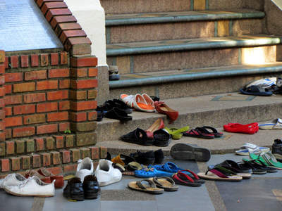 „Take off your shoes“<br> „Take off your shoes“<br>