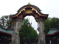 Zoo: elephant gate